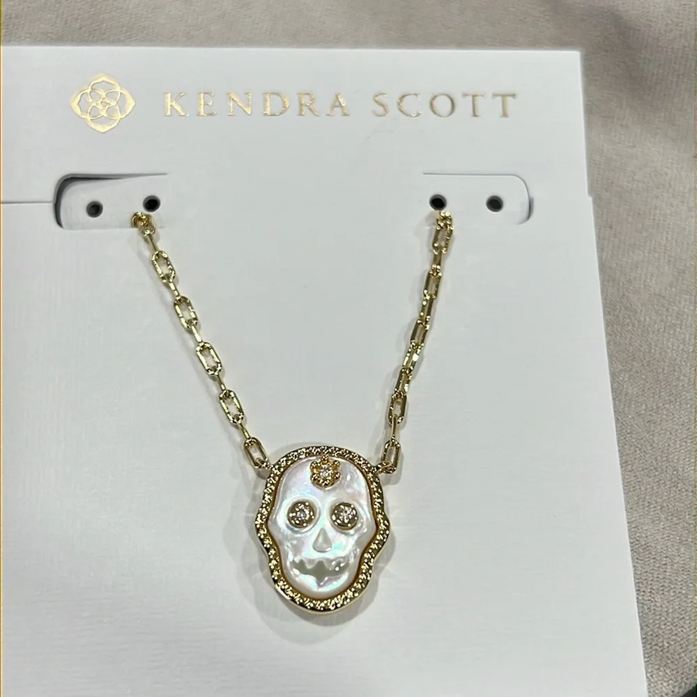 Kendra Scott Skeleton Gold Short Pendant Necklace in Ivory Mother-of-Pearl - Picture 3 of 4